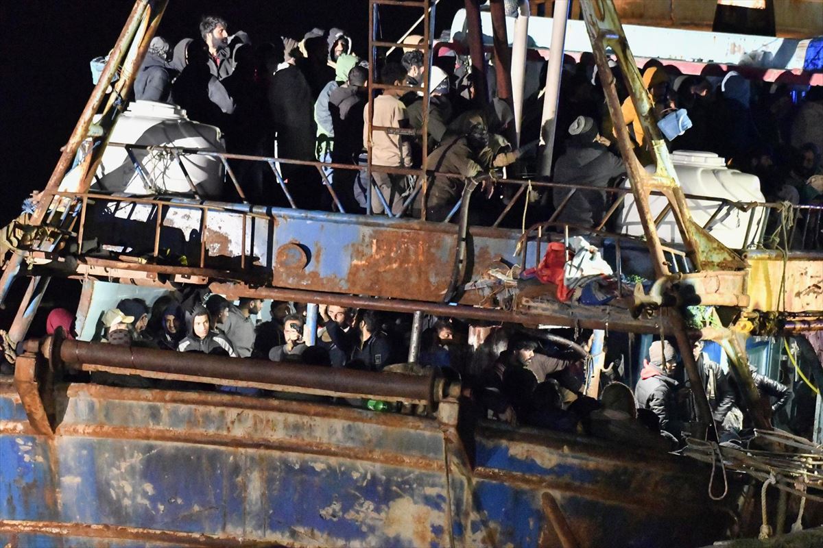 Imagen del barco rescatado con los migrantes a bordo. Foto: EFE