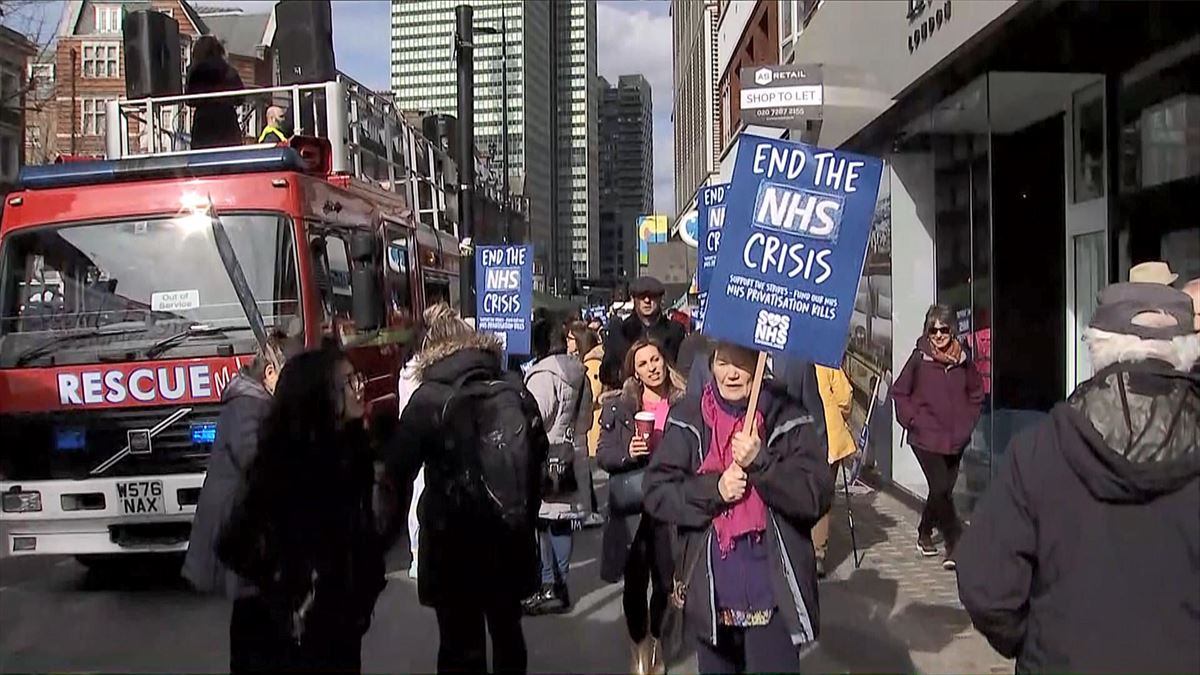Carteles de la marcha de las enfermeras hoy en el Reino Unido. Foto: EITB MEDIA