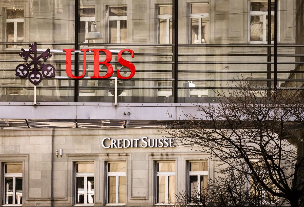 Sedes de UBS y Credit Suisse, ambas situadas en la céntrica plaza Paradenplatz de Zurich. Foto: EFE.