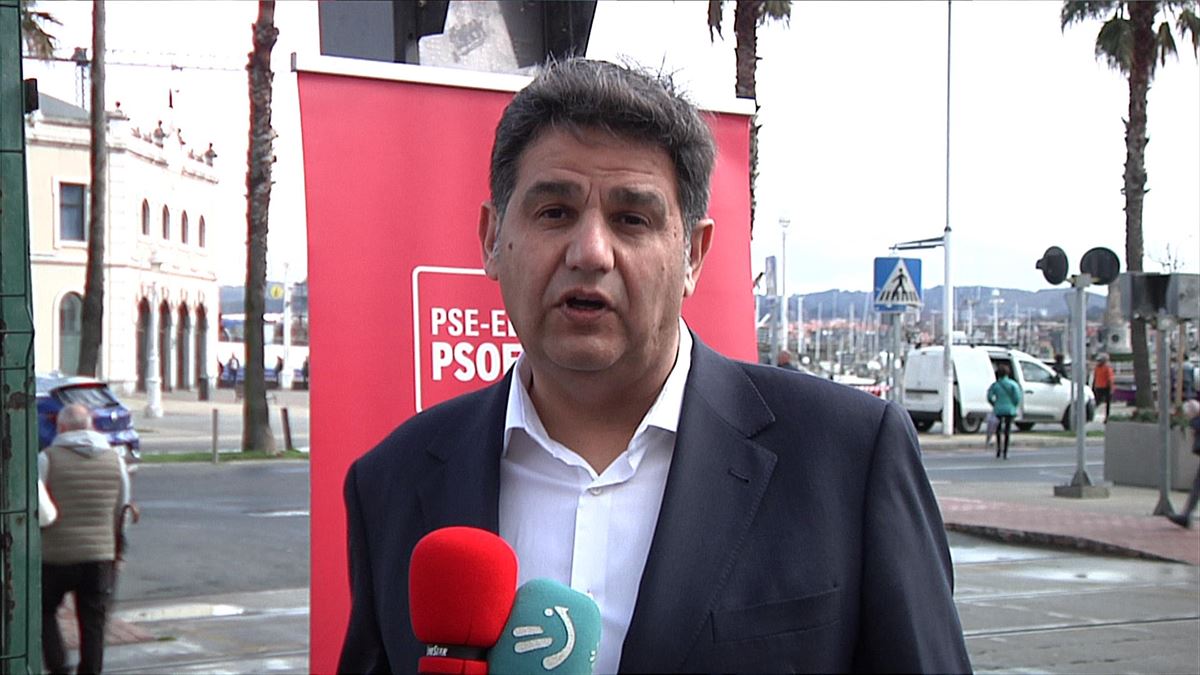 Juan Andrades, en declaraciones ante los medios en Santurtzi. Foto: EITB Media