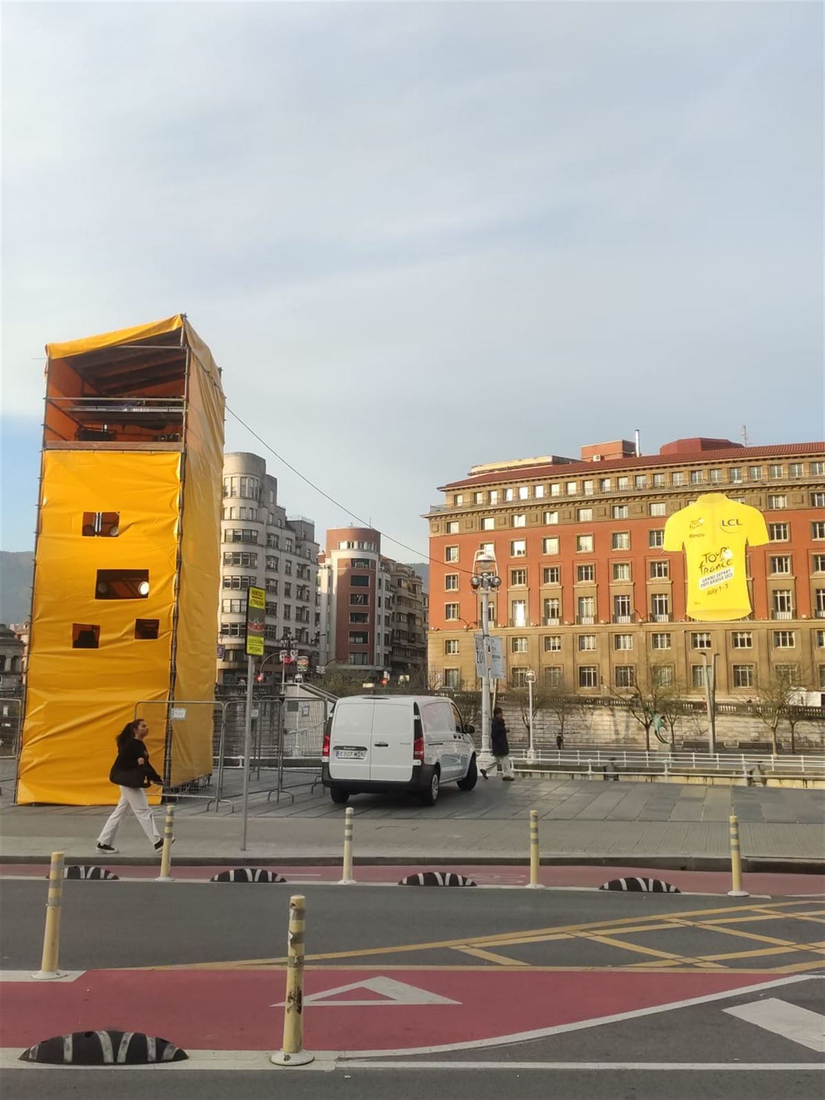 Un maillot del Tour de Francia en una fachada de Bilbao