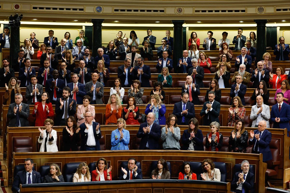 La bancada socialista aplaude la intervención de Patxi Lopez. Foto: EFE