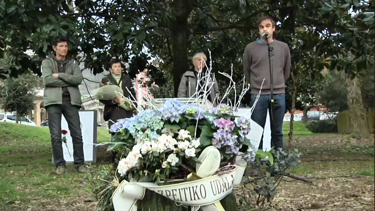 Ofrenda floral en Azpeitia en memoria de las víctimas de la emboscada de Pasaia