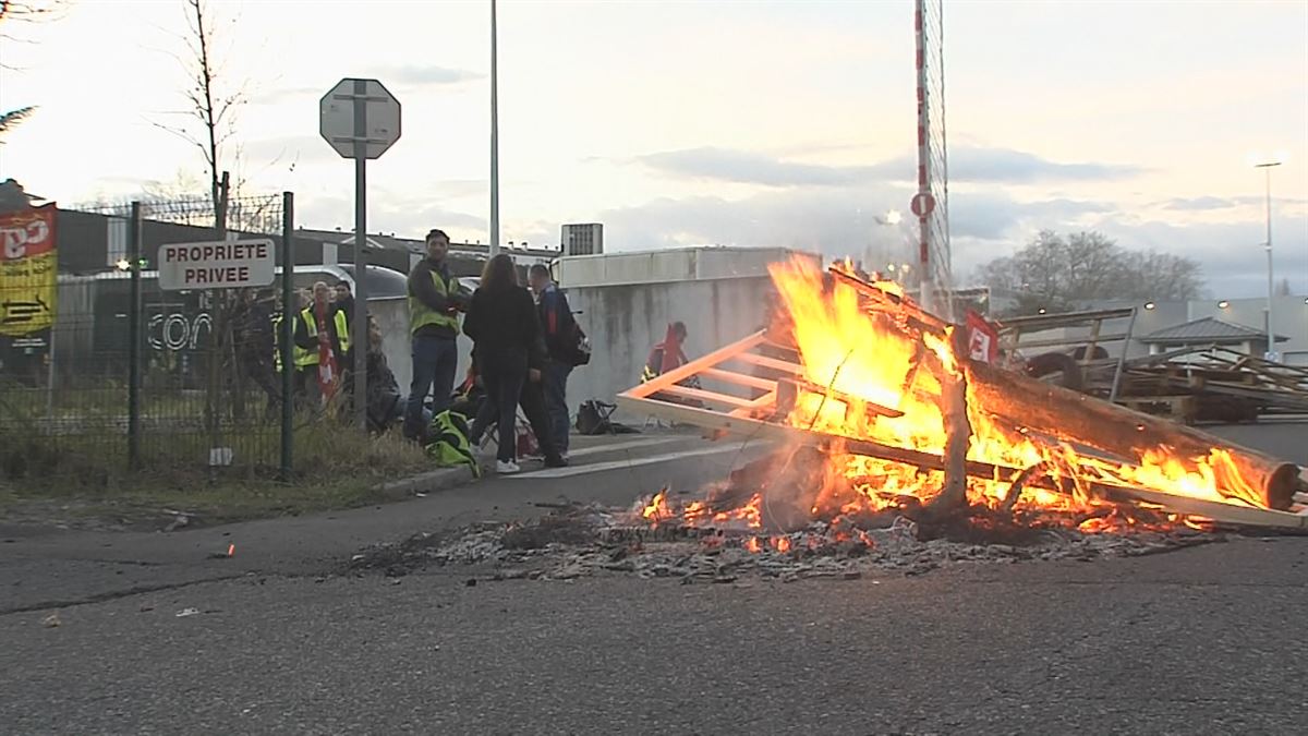 Barricada en Baiona. Imagen obtenida de un vídeo de EITB Media.