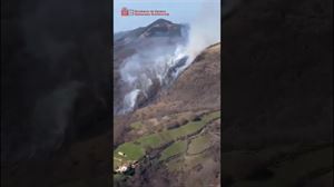 Bomberos trabajan para controlar un incendio forestal en Arkiskil 
