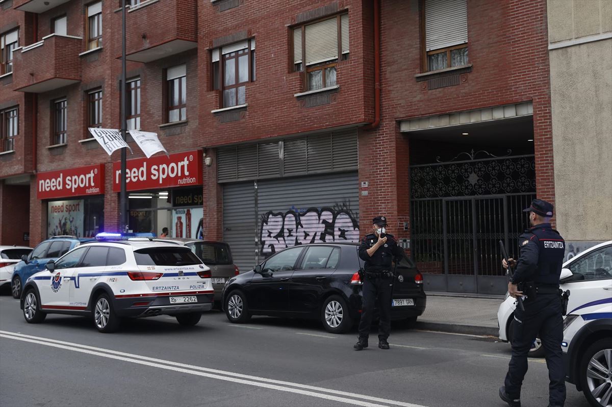 La Ertzaintza junto a la vivienda en el que ha ocurrido la agresión machista en Deusto (Bilbao).