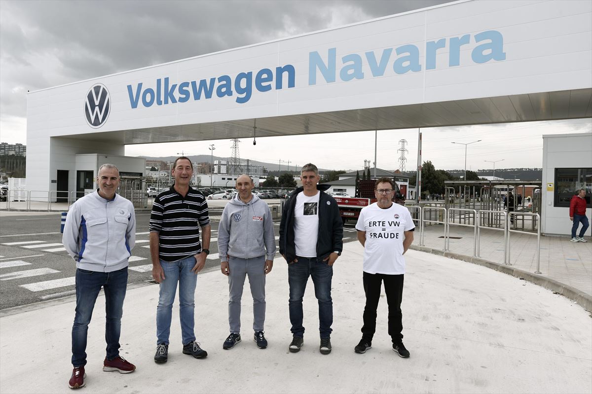 Representantes del comité de empresa de Volkswagen Navarra frente a la planta de Landaben.