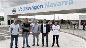 Representantes del comité de empresa de Volkswagen Navarra frente a la planta de Landaben.