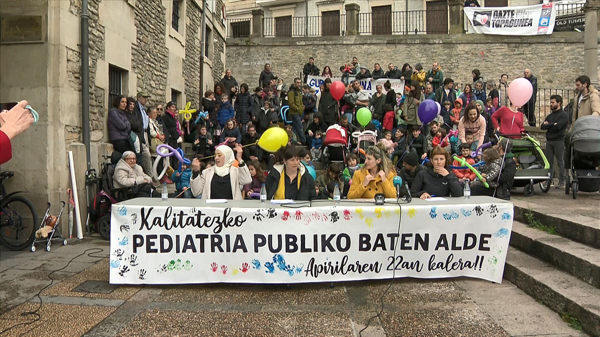 El colectivo Umeen Osasun Publikoa Aurrera, en Vitoria-Gasteiz. Foto: EITB MEDIA