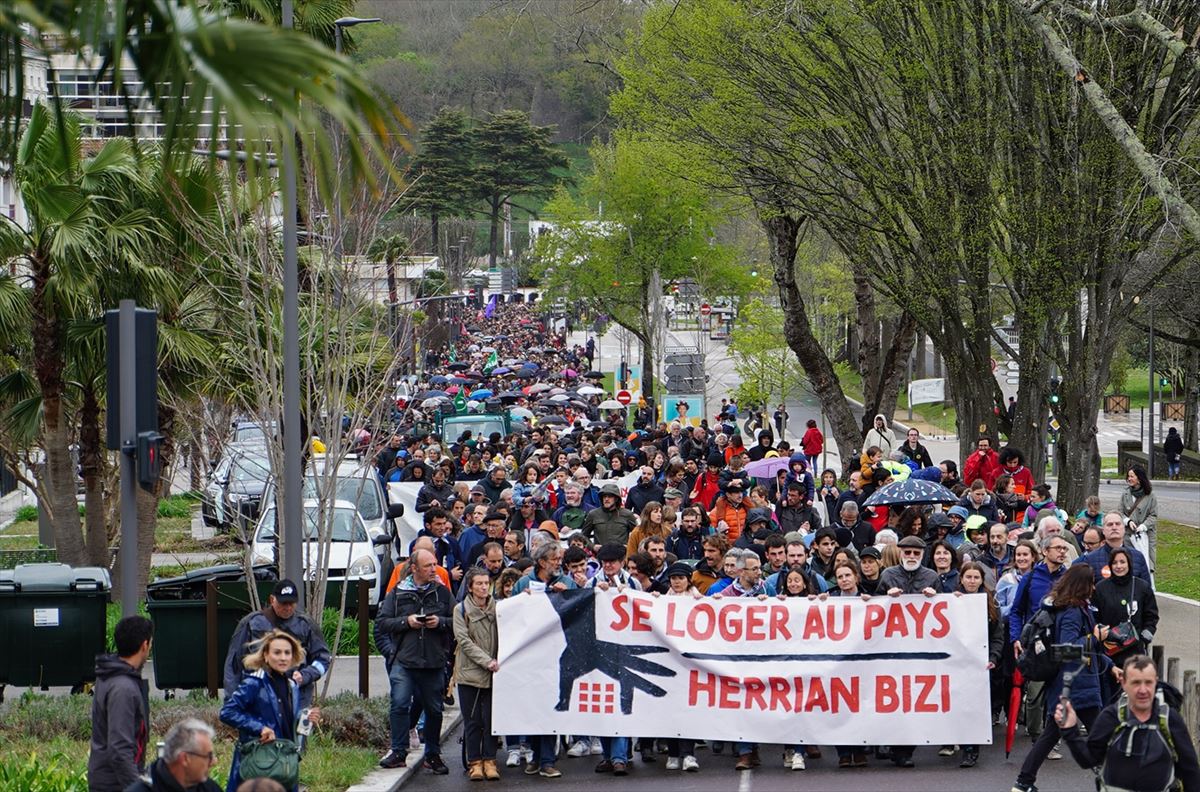 Cabecera de la manifestación de Baiona. Foto: Logement Etxebizitza
