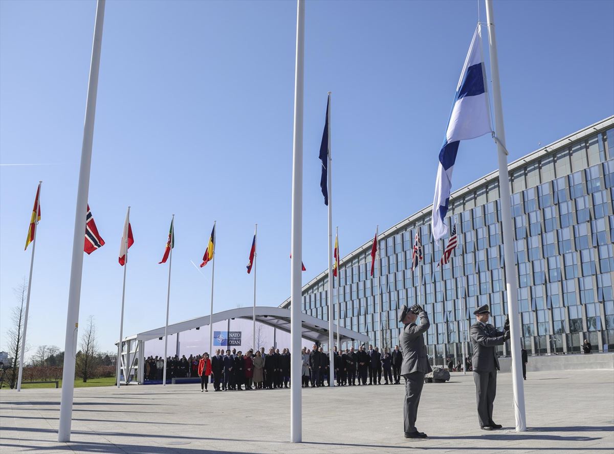 El izado de la bandera de Finlandia junto a las de los otros 30 aliados. Foto: EFE