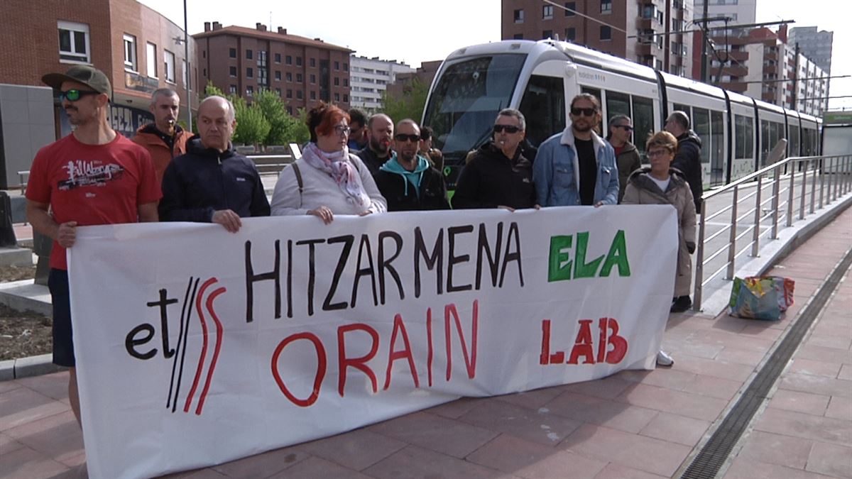 Los trabajadores de ETS piden renovar el convenio en la puesta en marcha del tranvía de Salburua.