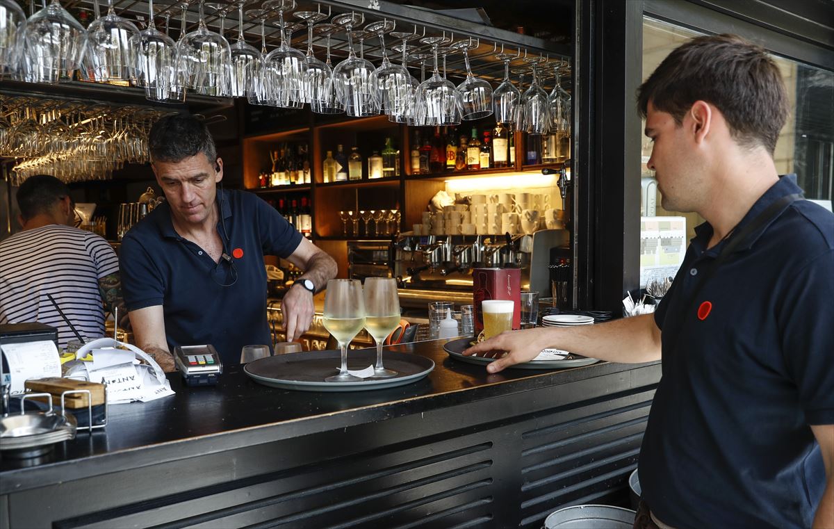 Dos camareros en un bar de Bilbao. Foto: EFE