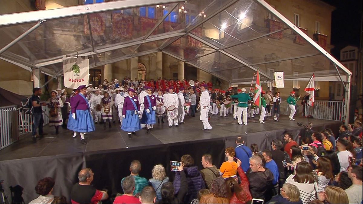Las sociedades Ametza y Okerrak interpretan 'Retreta' y la 'Marcha de San Prudencio' en la Tamborrada