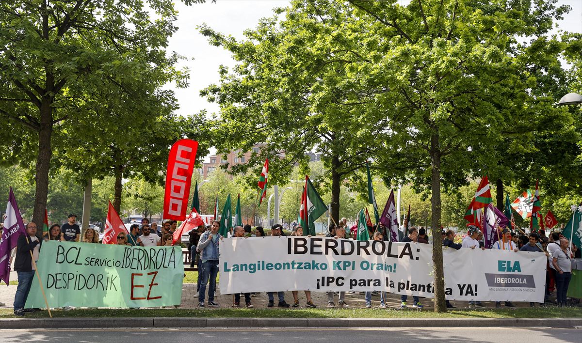 Protesta de trabajadores ante la sede de Iberdrola. EFE.