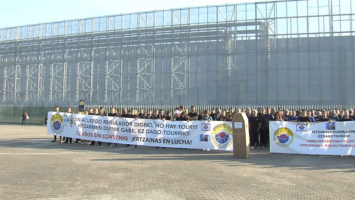 Centenares de ertzainas se han concentrado en el BEC para solicitar una renovación de su convenio.
