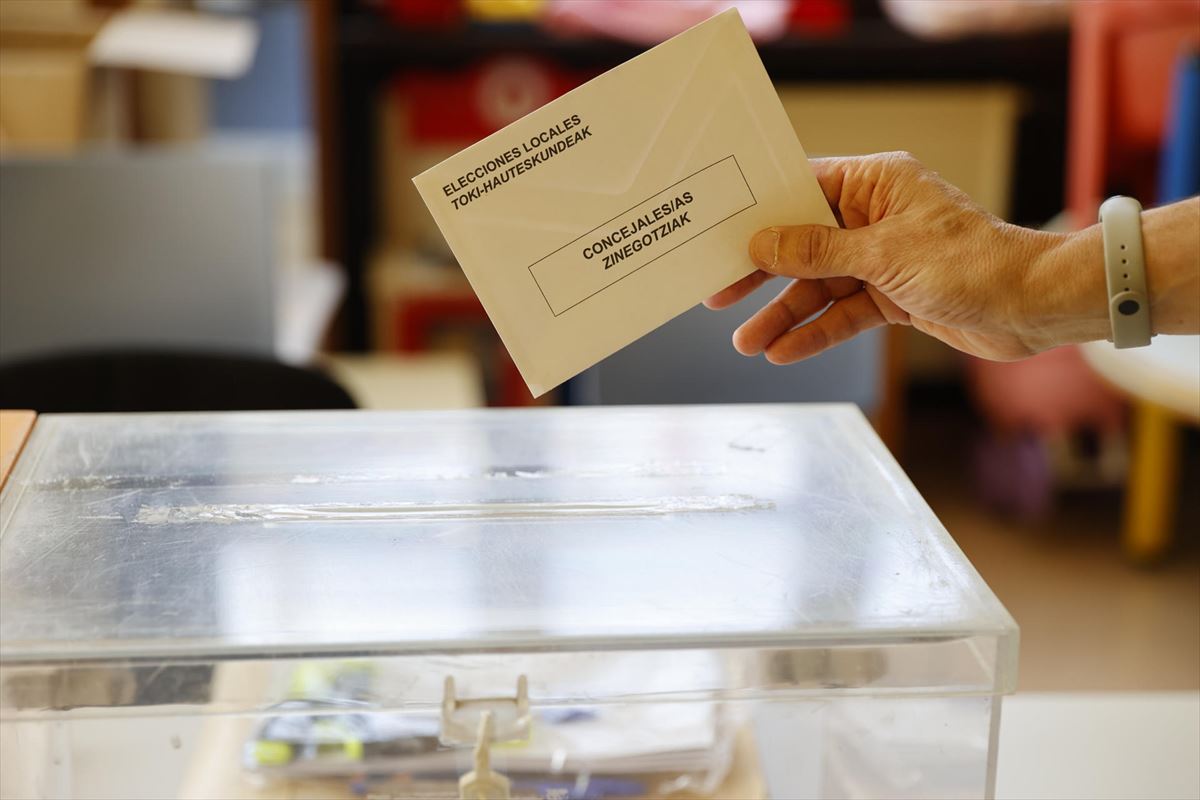 Una persona ejerce su derecho al voto en las elecciones del 28 de mayo. Foto: EFE