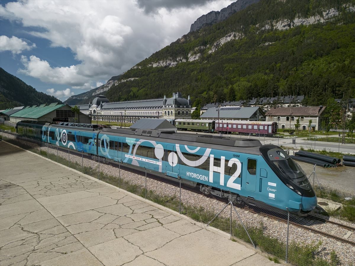 El tren propulsado por hidrógeno en la estación de Canfranc. Foto: CAF