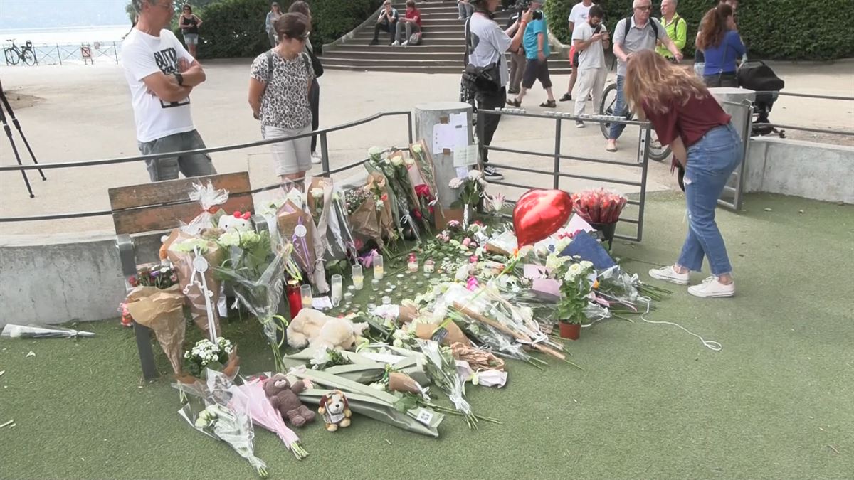 Flores en el lugar del ataque. Imagen obtenida de un vídeo de EITB Media.