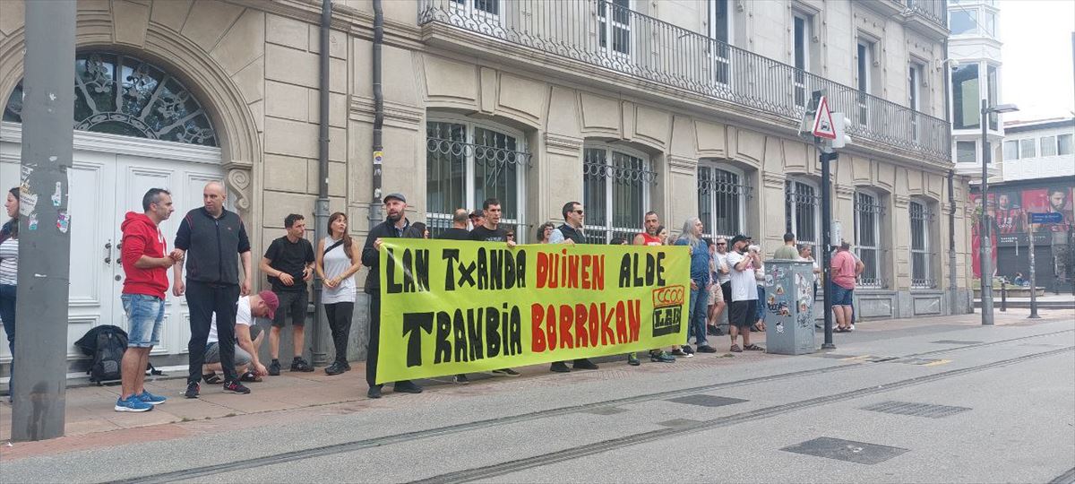 Protesta de los trabajadores del tranvía de Vitoria-Gasteiz.