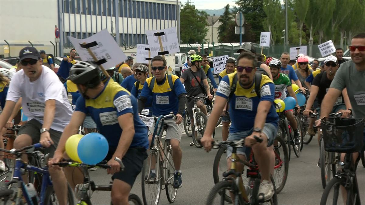 Trabajadores de Michelin de Vitoria-Gasteiz realizan una marcha ciclista por ''un convenio digno'' 