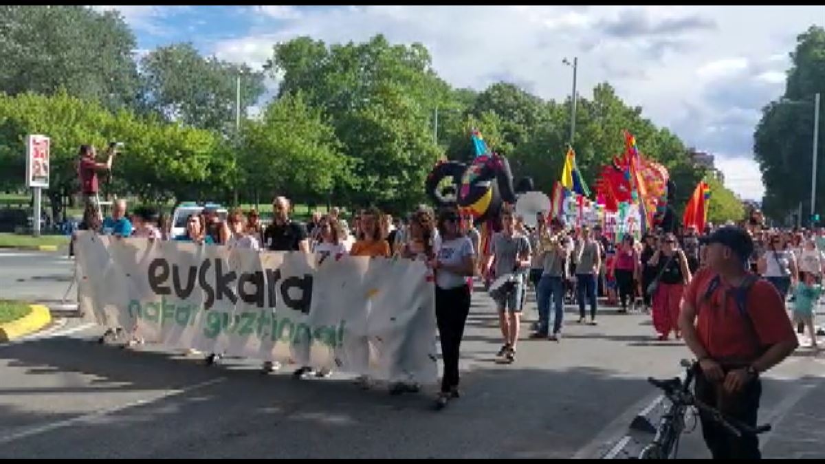 10.000 pertsona manifestatu dira gaur Iruñean euskararen alde. Argazkia: EFE