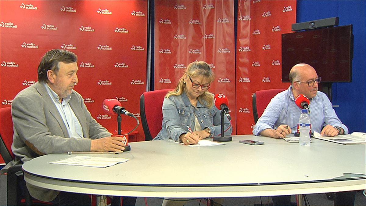 Suso, Sánchez y Barrio, hoy, en el estudio de Radio Euskadi.