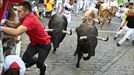 Mozos corren junto a toros de la ganadería Fuente Ymbro. Foto: EFE