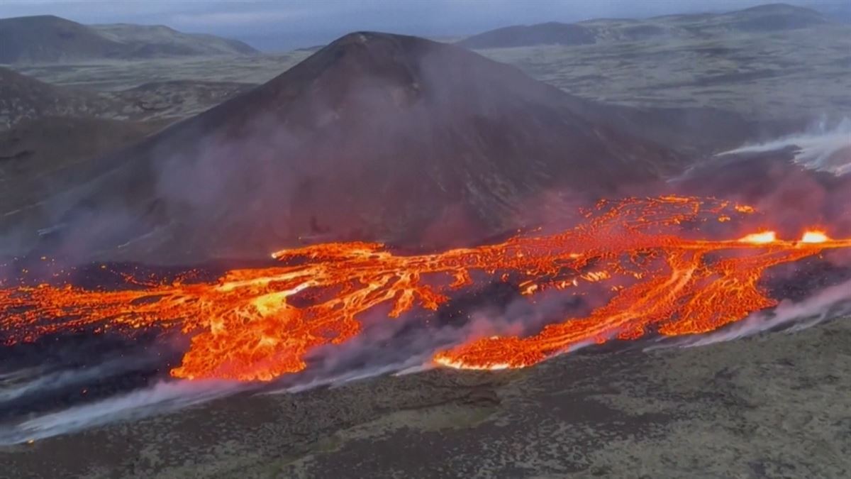 Difunden impactantes videos de la erupción de un volcán en Islandia 