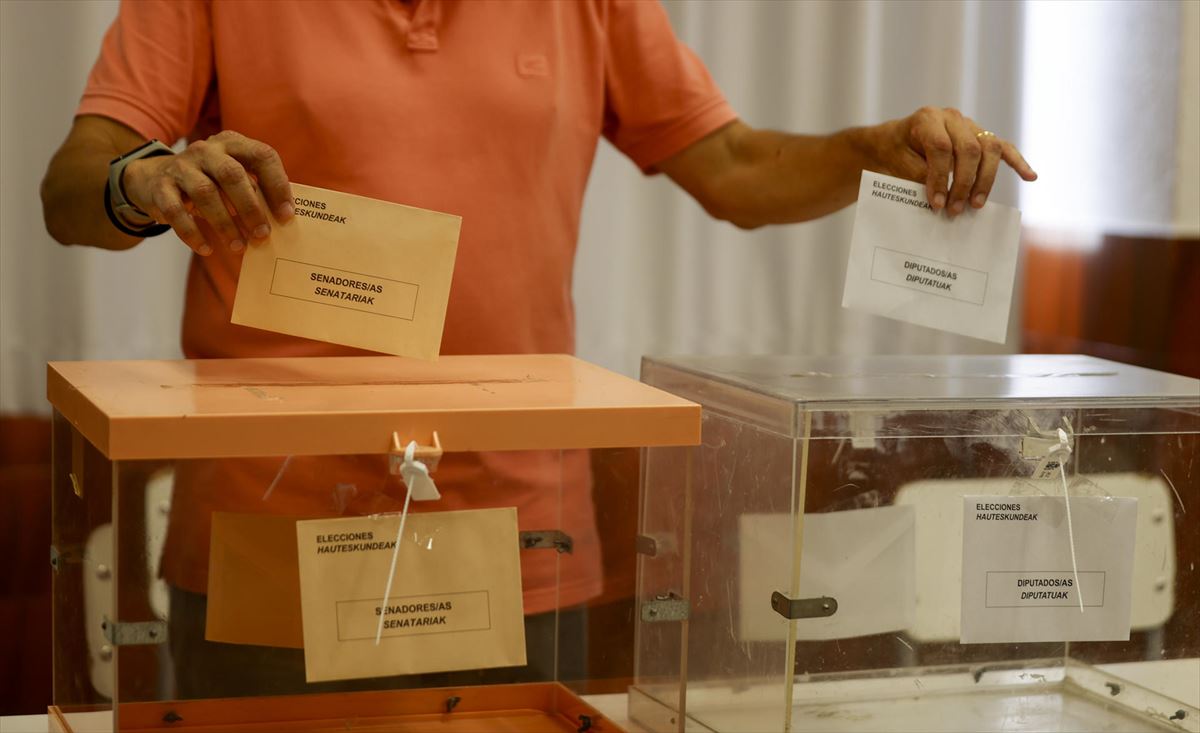 Un votante depositando su voto en la urna