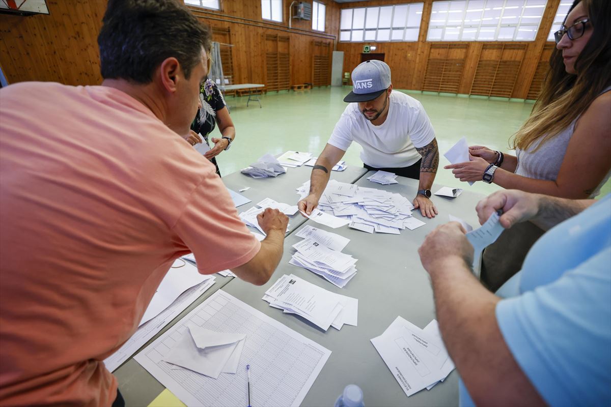 Varias personas cuentan los votos durante la jornada electoral. 