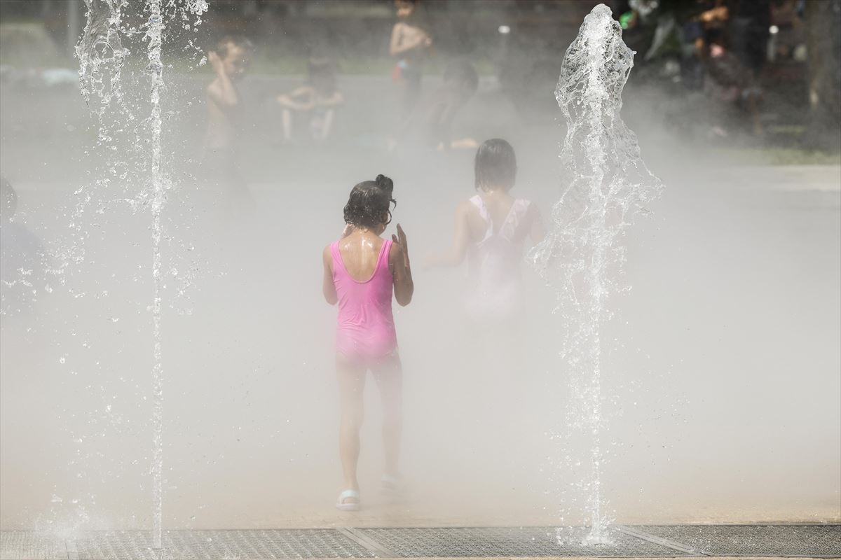 Niños se refrescan en una fuente de Bilbao. Foto: EFE