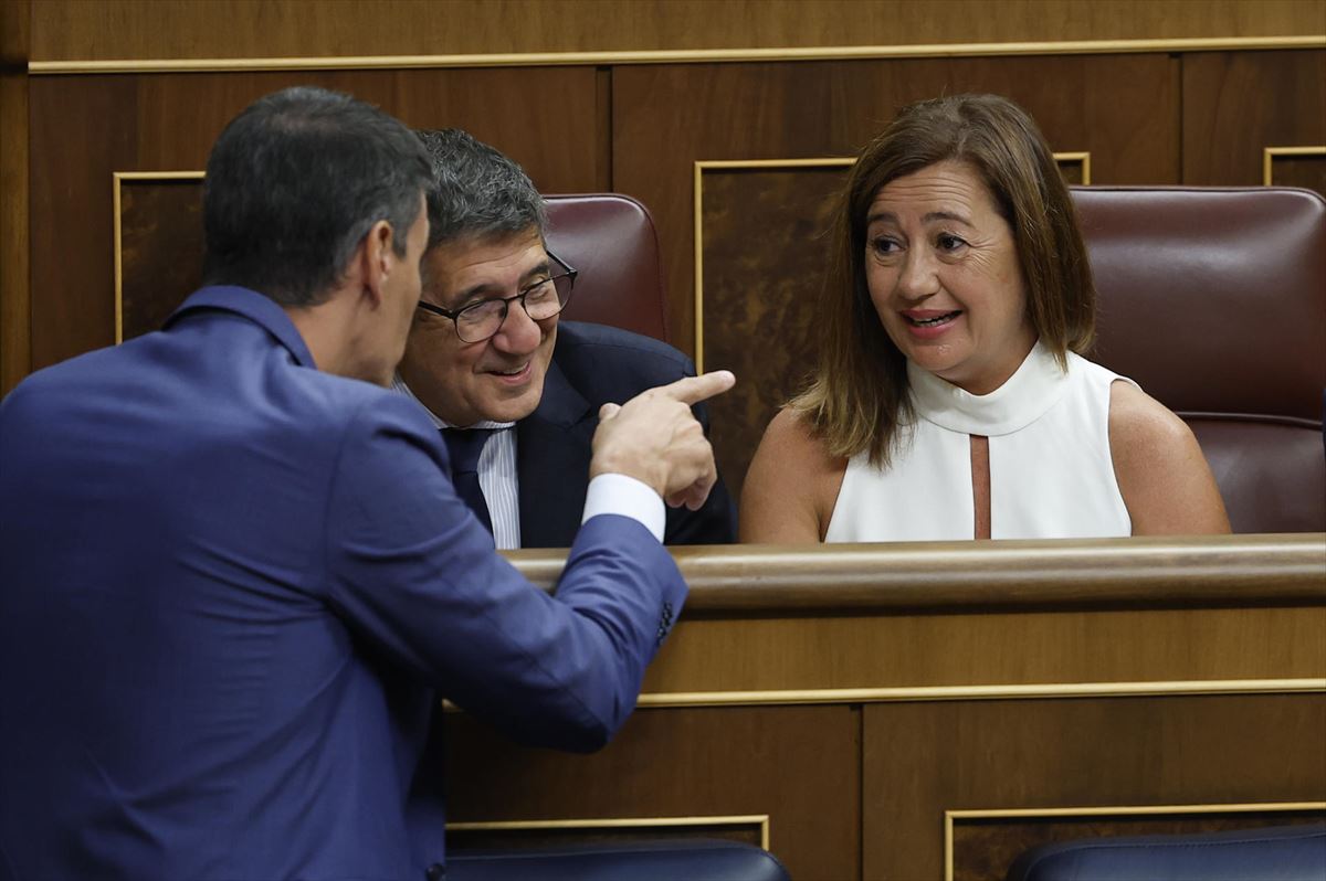 Francina Armengol (PSOE) Patxi Lopez eta Pedro Sanchezen alboan