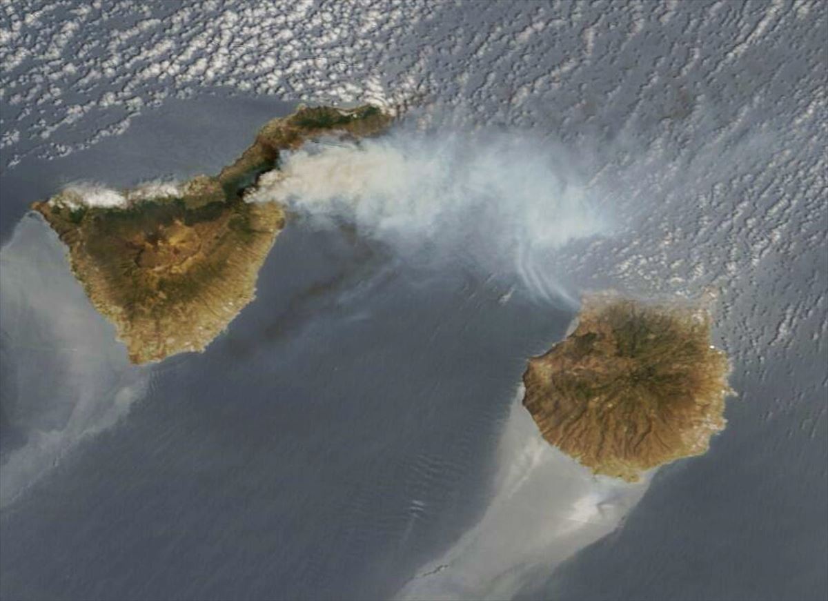 Imagen del incendio de la isla de Tenerife desde el satélite Terra de la NASA