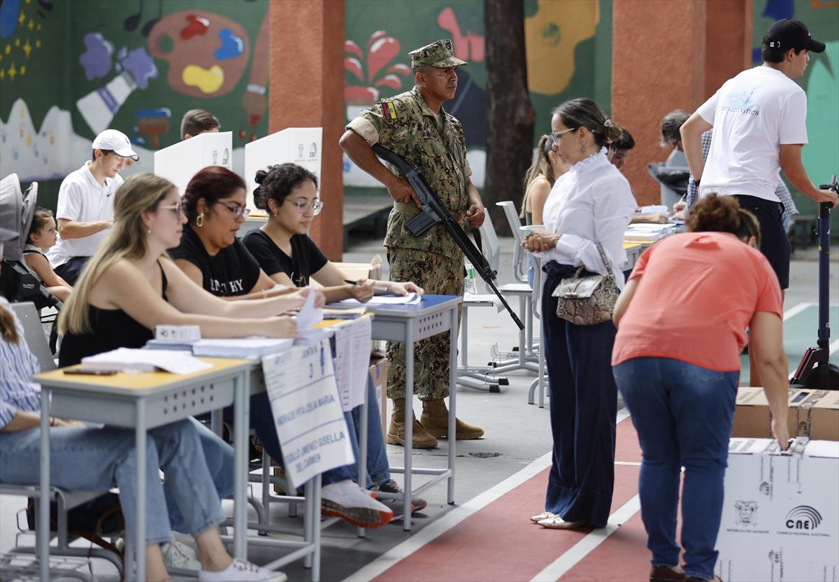 Las elecciones en Ecuador han transcurrido "con normalidad", entre fuertes  medidas de seguridad