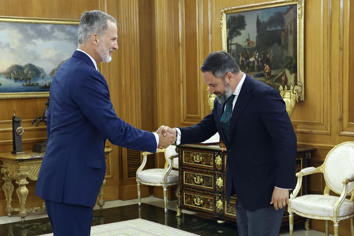 El rey Felipe VI recibe a Santiago Abascal como parte de la ronda de consultas para la investidura