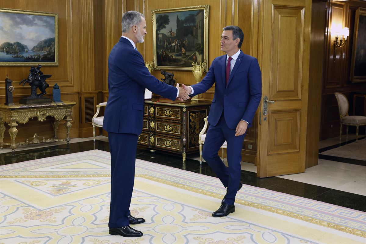 El rey Felipe VI recibe a Pedro Sánchez en la ronda de consultas para la investidura