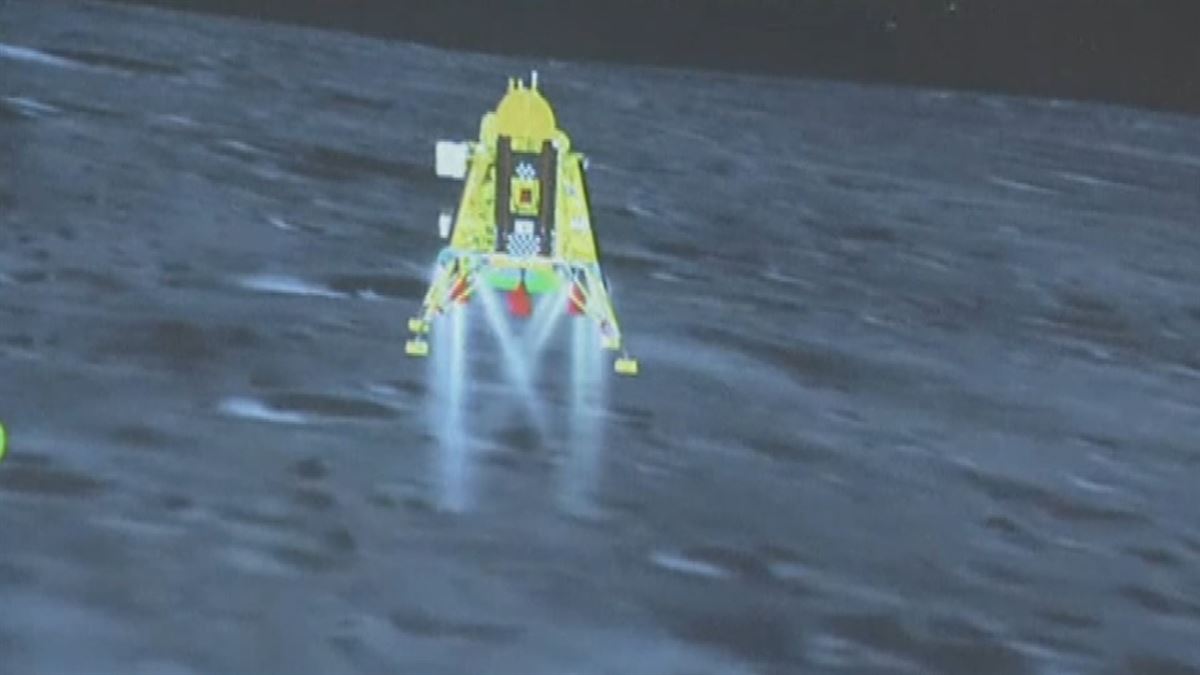 Imagen de la emisión en directo del aterrizaje de la misión espacial. Foto: AFP