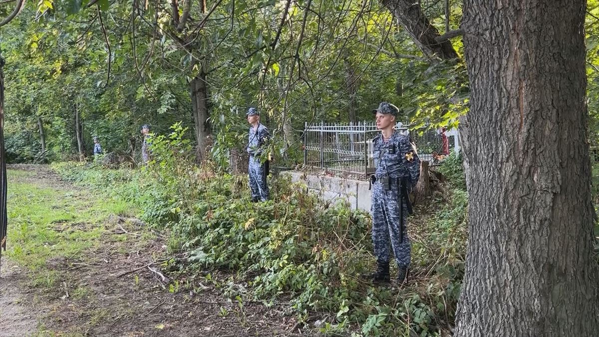 Militares en los cementerios de San Petersburgo. Foto: Reuters.