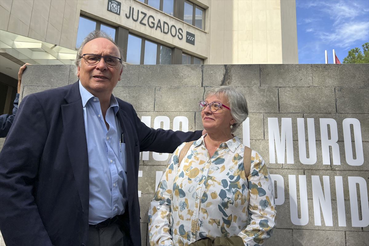 Julio Pacheco y Rosa García a la salida del juzgado este viernes. 