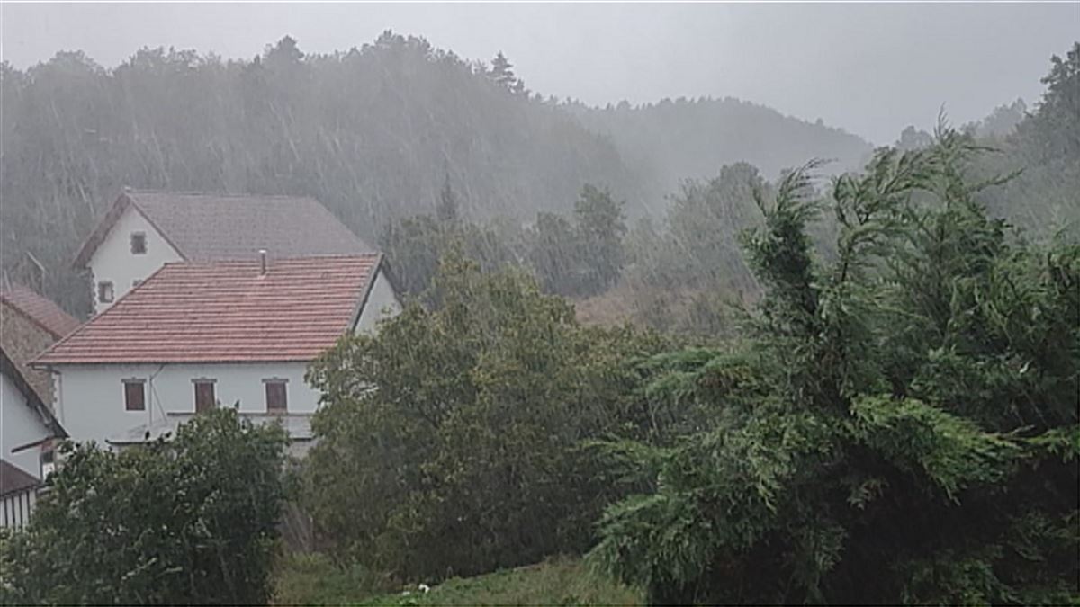 Fuerte lluvia y tormenta de viento en Jaurrieta