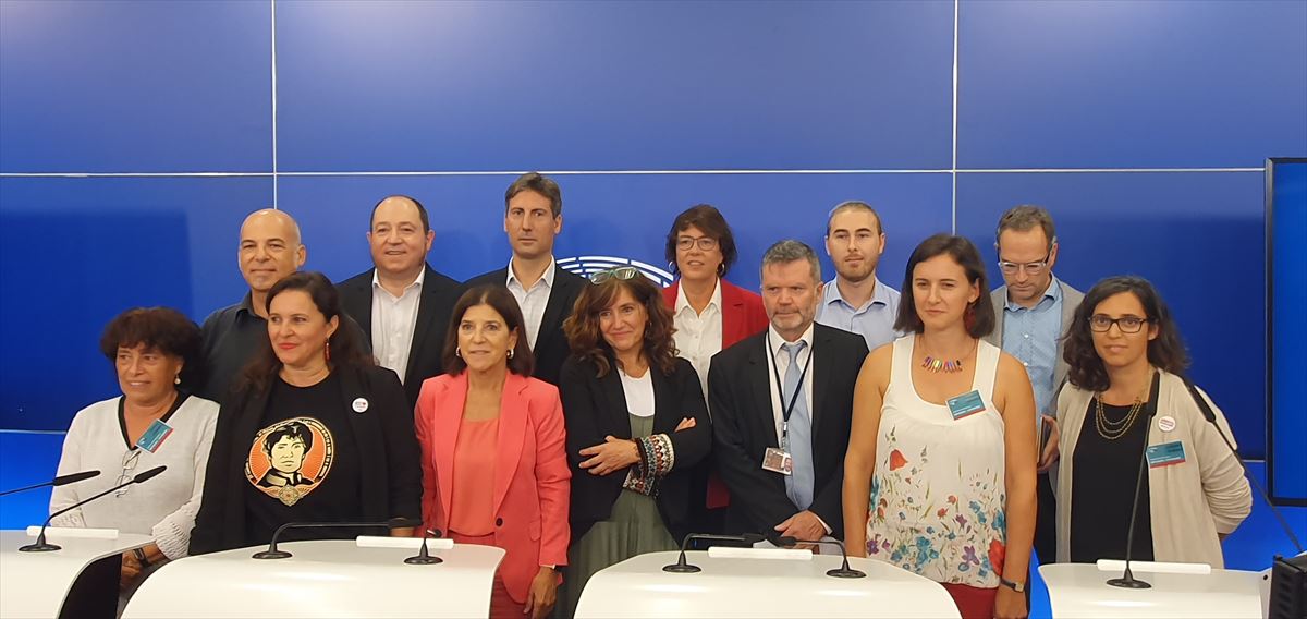 Representantes de Kontseilua junto con miembros de la red ELEN, ayer, en la Eurocámara. 