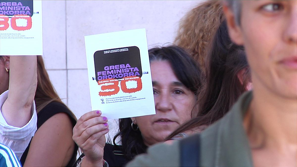 Mugimendu feministako kideak, Donostian, grebara biltzeko bilkuran. 