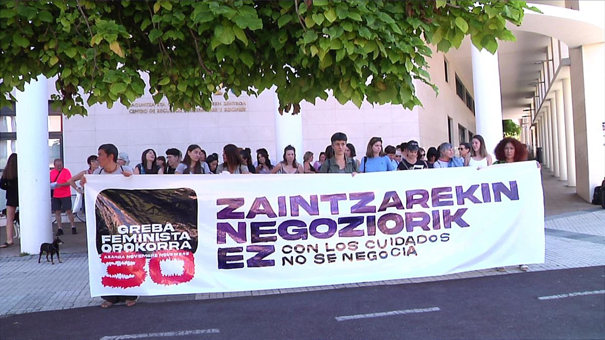 Mugimendu feministako kideak, Donostian, grebara biltzeko bilkuran. 