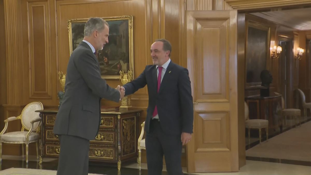 Felipe VI y Javier Esparza. Imagen obtenida de un vídeo de Agencias.