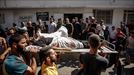 Palestinos trasladan el cuerpo de un compañero muerto. EFE