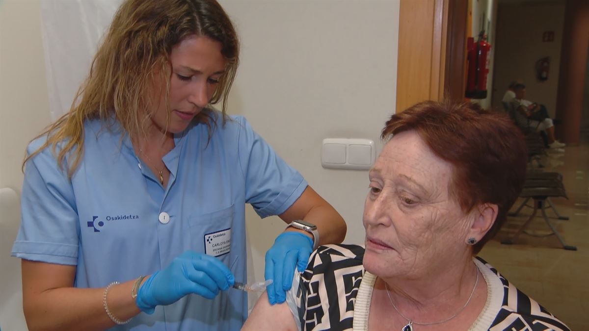 Mujer vacunándose. Imagen obtenida de un vídeo de EITB Media.