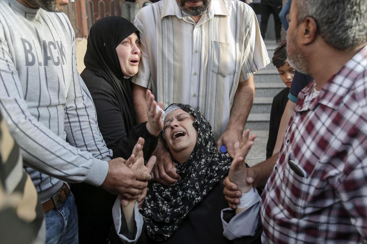 Una mujer llora la muerte de un familiar en el campo de refugiados de Yan Junis. 