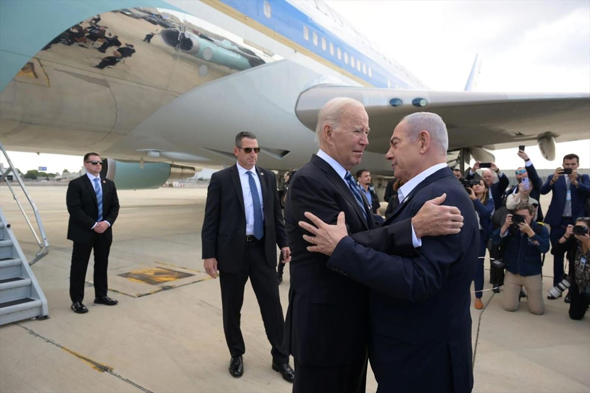 Netanyahu y Biden, a pie de pista. 