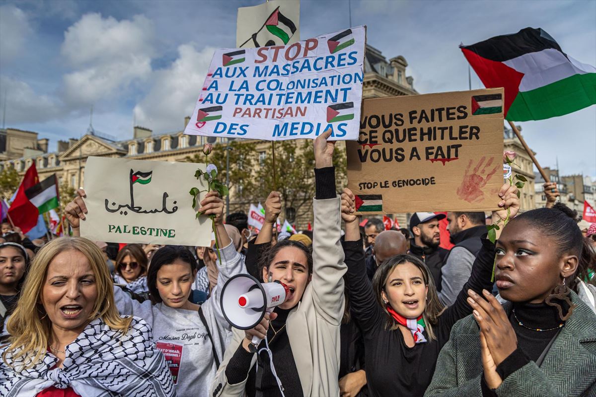 Hainbat emakume arratsaldean, Parisen, palestinarren aldeko manifestazioan. Argazkia: EFE